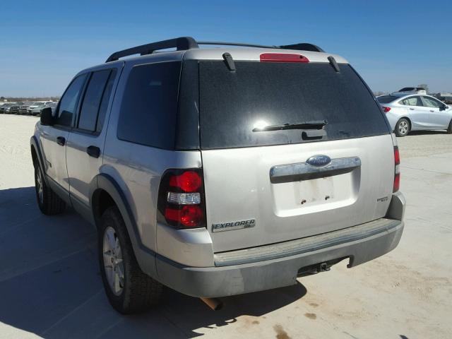 1FMEU63E26UA67572 - 2006 FORD EXPLORER X SILVER photo 3