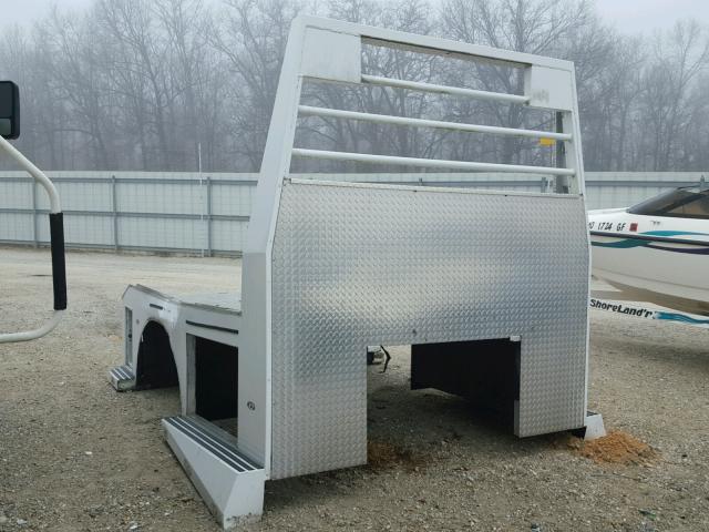 H01308 - 2005 FREIGHTLINER CHASSIS WHITE photo 1