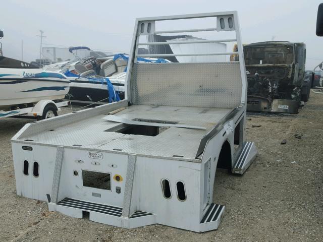 H01308 - 2005 FREIGHTLINER CHASSIS WHITE photo 4
