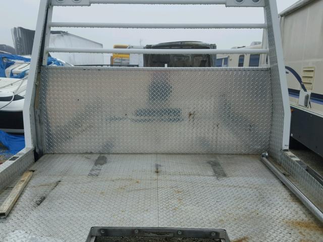 H01308 - 2005 FREIGHTLINER CHASSIS WHITE photo 5