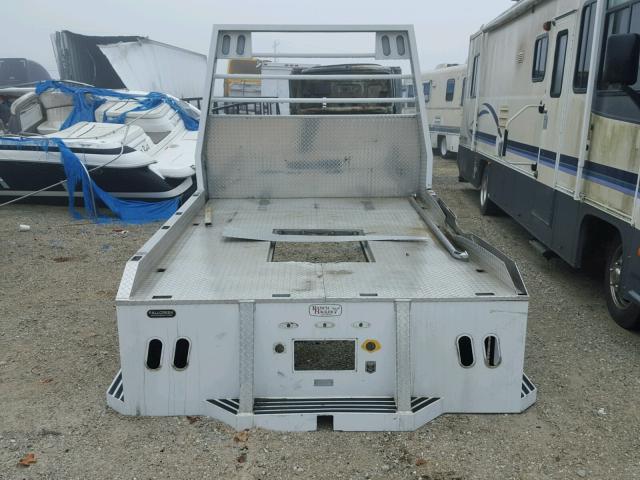 H01308 - 2005 FREIGHTLINER CHASSIS WHITE photo 8