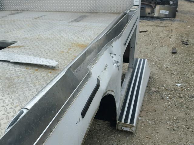 H01308 - 2005 FREIGHTLINER CHASSIS WHITE photo 9