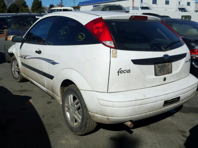 3FAFP31334R108351 - 2004 FORD FOCUS ZX3 WHITE photo 3