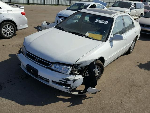 1HGCD5658VA125154 - 1997 HONDA ACCORD EX WHITE photo 2