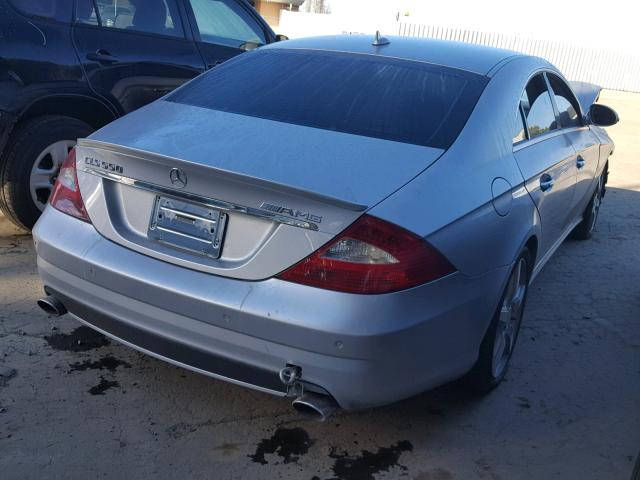 WDDDJ72X58A129137 - 2008 MERCEDES-BENZ CLS 550 SILVER photo 4