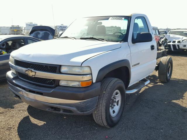 1GBHC24UX2E132308 - 2002 CHEVROLET SILVERADO WHITE photo 2