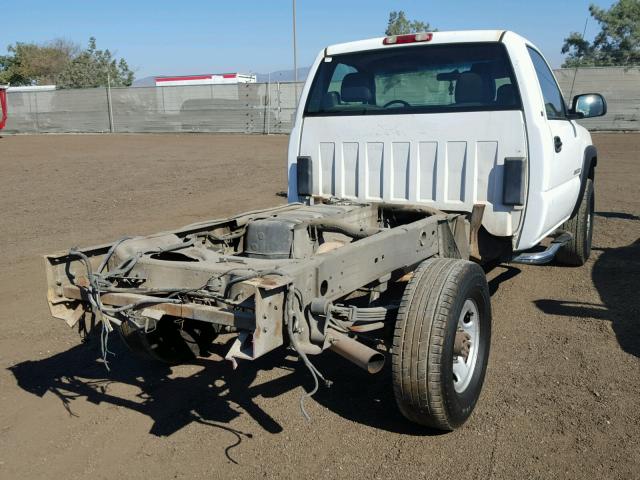 1GBHC24UX2E132308 - 2002 CHEVROLET SILVERADO WHITE photo 4