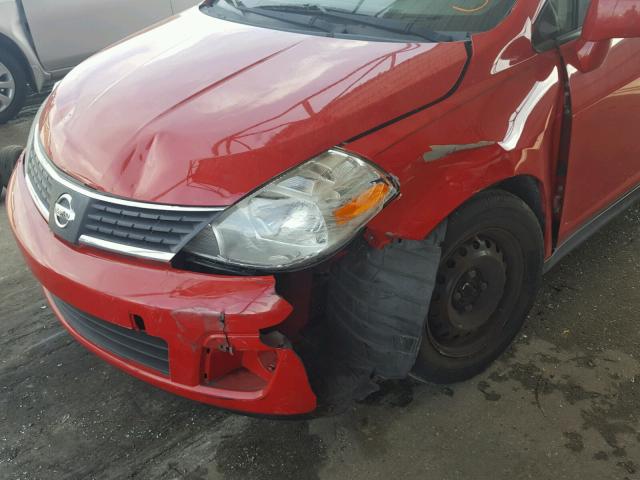 3N1BC13E98L428096 - 2008 NISSAN VERSA S RED photo 9