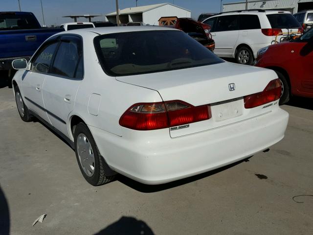 1HGCG5640XA030329 - 1999 HONDA ACCORD LX WHITE photo 3