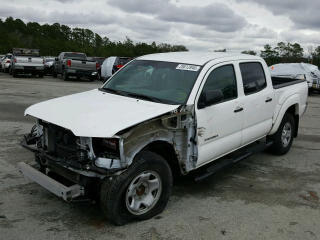 3TMJU4GN3FM178864 - 2015 TOYOTA TACOMA DOU WHITE photo 2