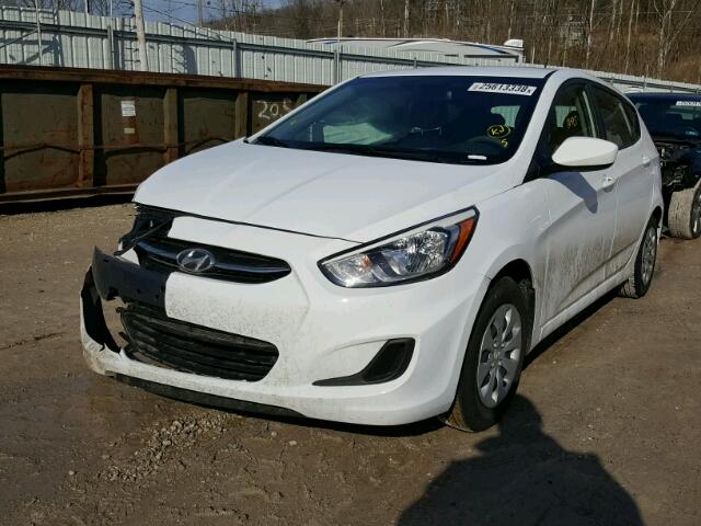 KMHCT5AE9HU338430 - 2017 HYUNDAI ACCENT SE WHITE photo 2