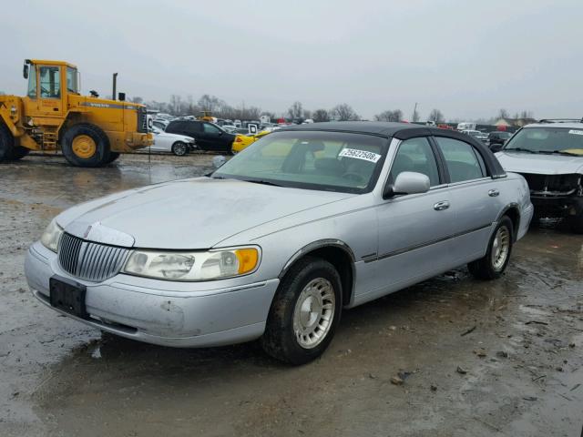 1LNFM81W1WY703502 - 1998 LINCOLN TOWN CAR E SILVER photo 2