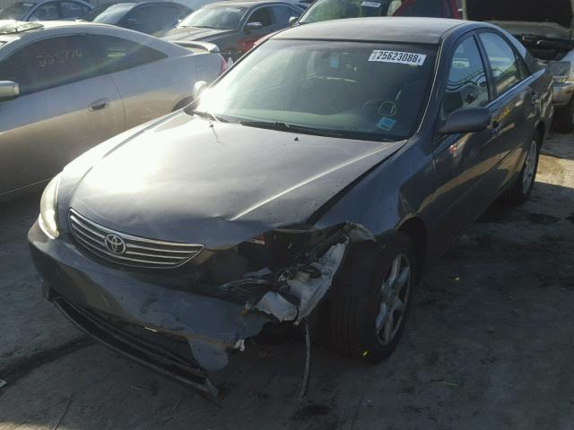 4T1BE32K05U973918 - 2005 TOYOTA CAMRY LE GRAY photo 2