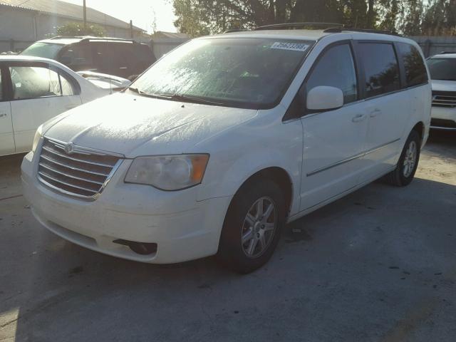 2A4RR5D13AR235524 - 2010 CHRYSLER TOWN & COU WHITE photo 2