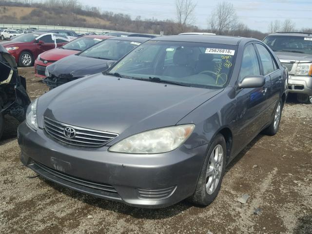 4T1BF30K05U593445 - 2005 TOYOTA CAMRY LE GRAY photo 2