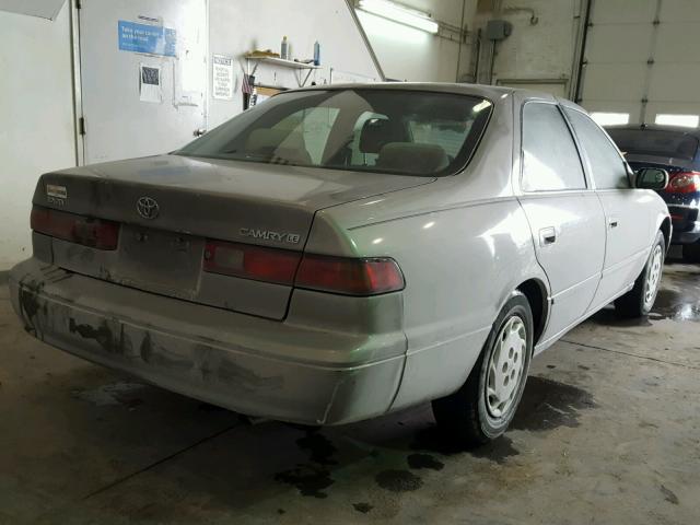 JT2BG22K3W0242846 - 1998 TOYOTA CAMRY CE GRAY photo 4