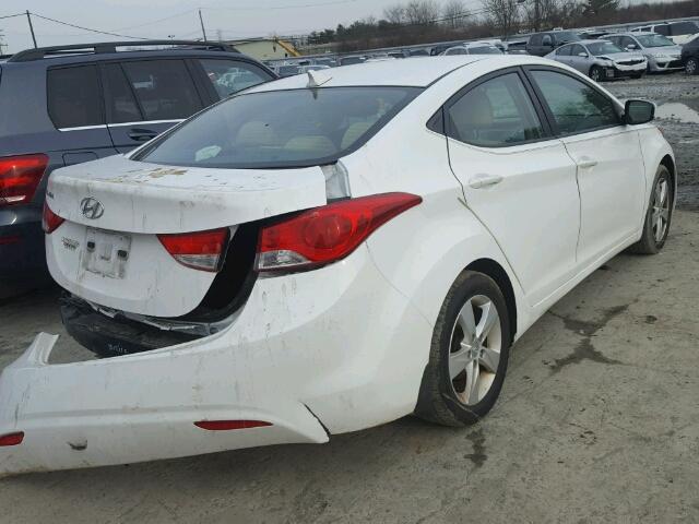 5NPDH4AE8DH274342 - 2013 HYUNDAI ELANTRA GL WHITE photo 4