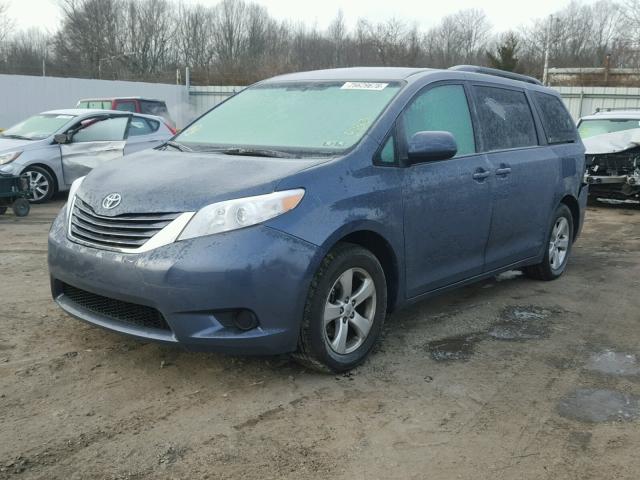 5TDKZ3DC6HS836666 - 2017 TOYOTA SIENNA LE BLUE photo 2