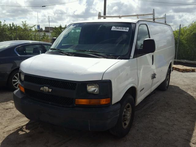 1GCGG25V551149872 - 2005 CHEVROLET EXPRESS G2 WHITE photo 2