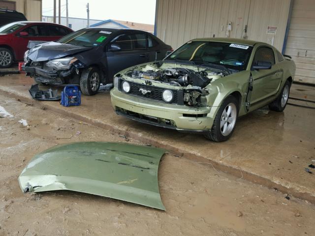 1ZVFT82H965127390 - 2006 FORD MUSTANG GT GREEN photo 2