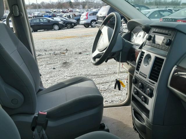 2A4RR5D18AR278806 - 2010 CHRYSLER TOWN & COU WHITE photo 5