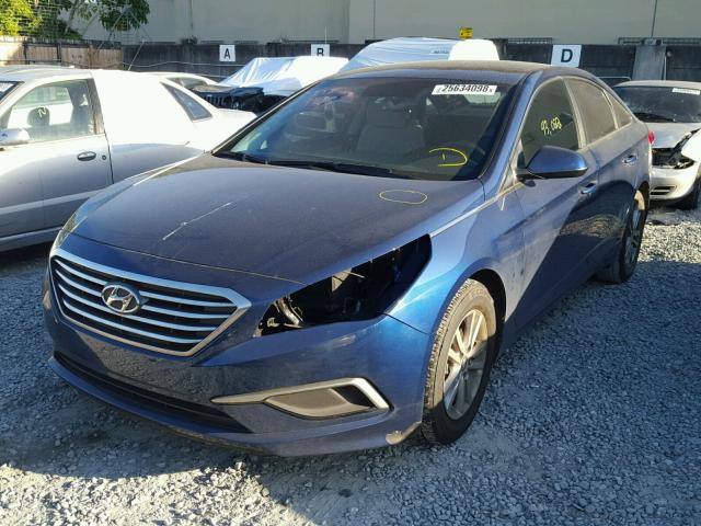 5NPE24AF4GH381147 - 2016 HYUNDAI SONATA SE BLUE photo 2