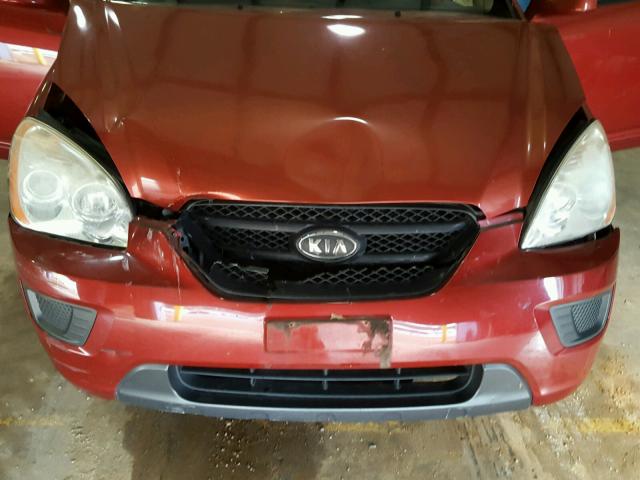 KNAFG525677031828 - 2007 KIA RONDO BASE MAROON photo 7