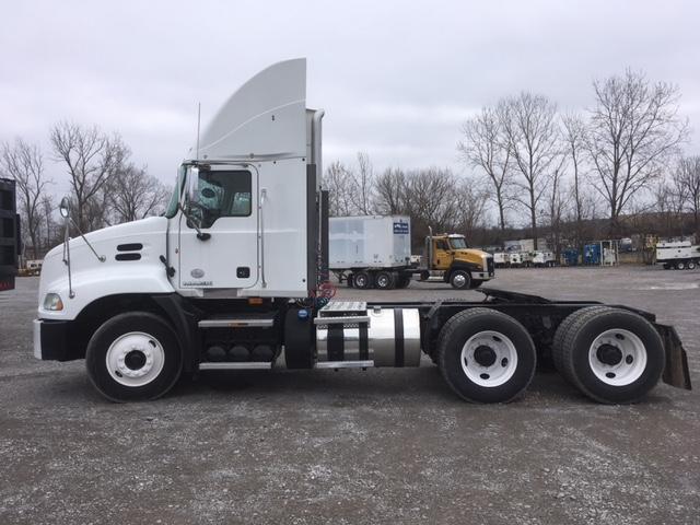 1M1AW07Y8CM025885 - 2012 MACK 600 CXU600 WHITE photo 9