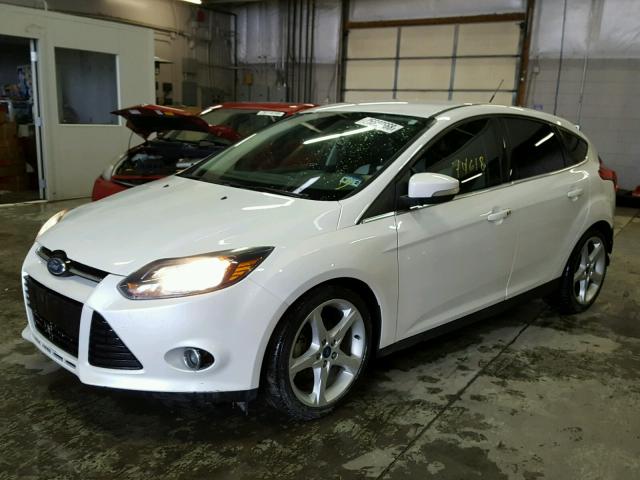 1FAHP3N25CL172415 - 2012 FORD FOCUS TITA WHITE photo 2