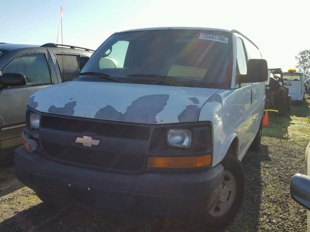 1GCGG25V951255354 - 2005 CHEVROLET EXPRESS G2 WHITE photo 2