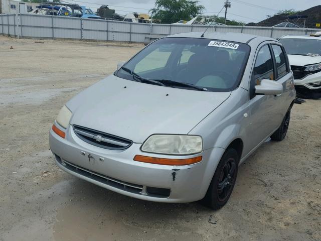 KL1TD62605B463491 - 2005 CHEVROLET AVEO BASE Srebrny zdjęcie 2