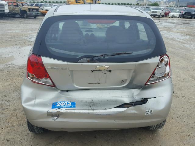 KL1TD62605B463491 - 2005 CHEVROLET AVEO BASE Srebrny zdjęcie 9