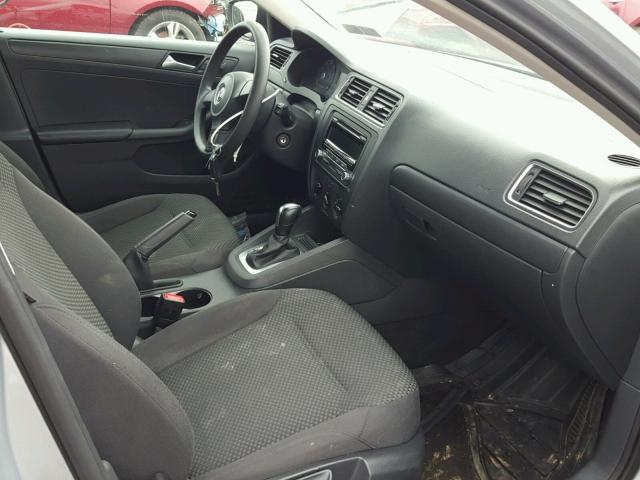 3VW2K7AJ2EM252076 - 2014 VOLKSWAGEN JETTA BASE GRAY photo 5