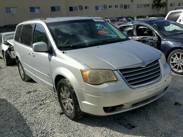 2A8HR54P48R843853 - 2008 CHRYSLER TOWN & COU SILVER photo 1