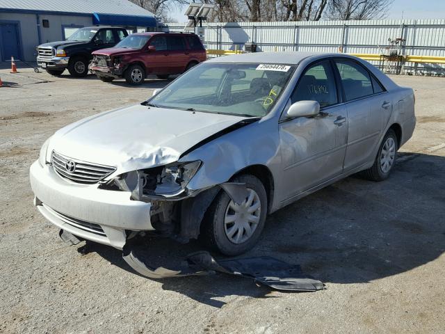 4T1BE32K95U588812 - 2005 TOYOTA CAMRY LE GRAY photo 2