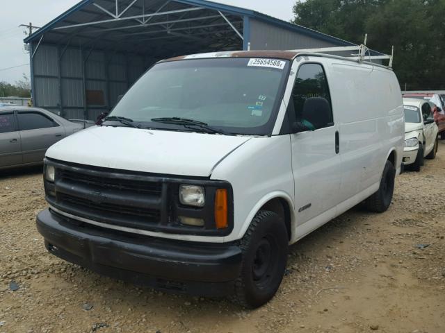 1GCEG15W621121570 - 2002 CHEVROLET EXPRESS G1 WHITE photo 2