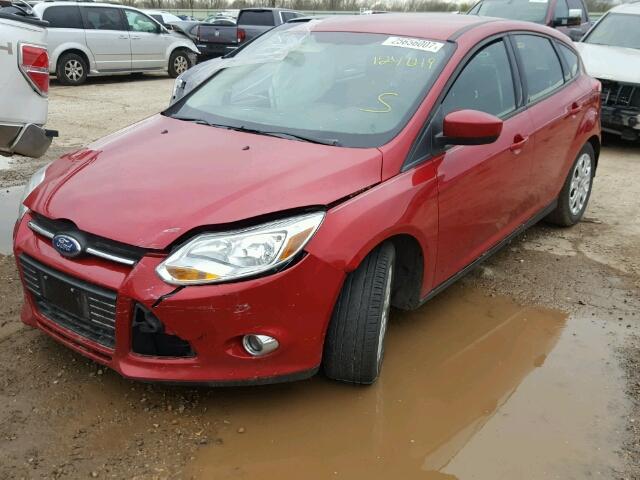 1FAHP3K24CL328335 - 2012 FORD FOCUS SE RED photo 2