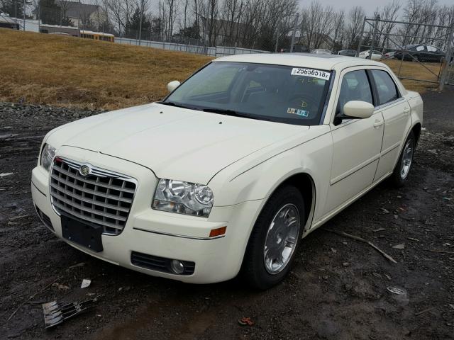 2C3JA53G85H651830 - 2005 CHRYSLER 300 TOURIN CREAM photo 2