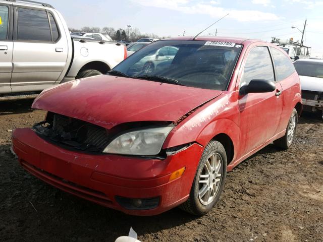 3FAFP31N15R104902 - 2005 FORD FOCUS ZX3 RED photo 2