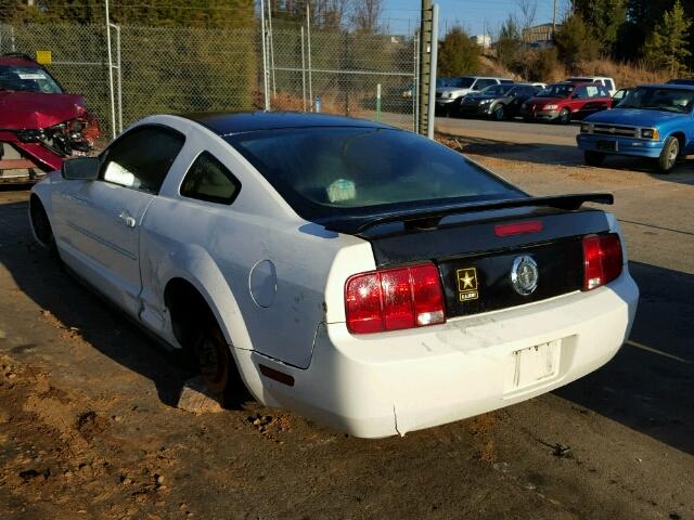 1ZVFT80N265192770 - 2006 FORD MUSTANG WHITE photo 3