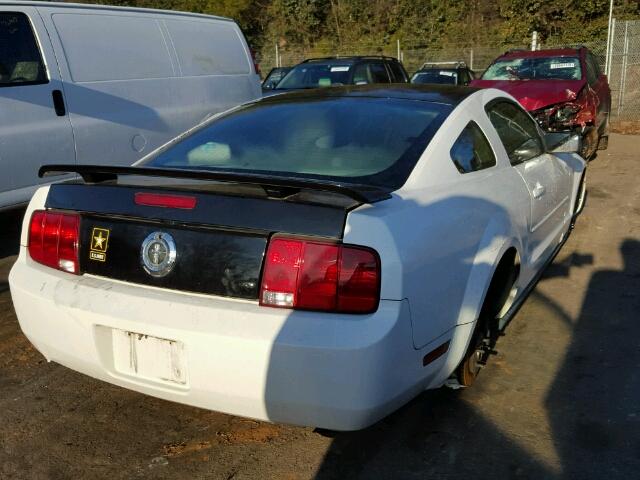 1ZVFT80N265192770 - 2006 FORD MUSTANG WHITE photo 4