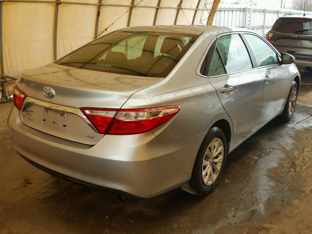 4T4BF1FKXFR468455 - 2015 TOYOTA CAMRY LE SILVER photo 4