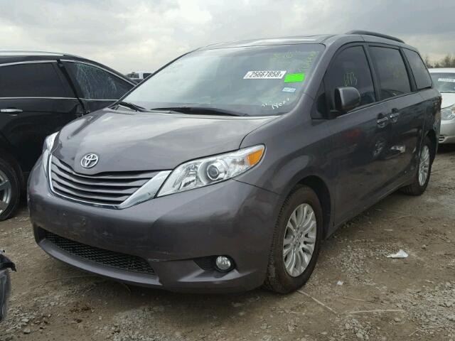 5TDYZ3DC2HS770711 - 2017 TOYOTA SIENNA XLE GRAY photo 2