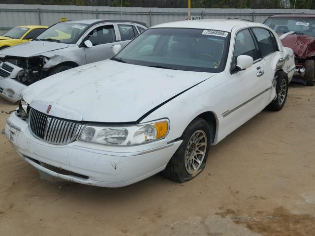 1LNHM82W51Y647127 - 2001 LINCOLN TOWN CAR S WHITE photo 2