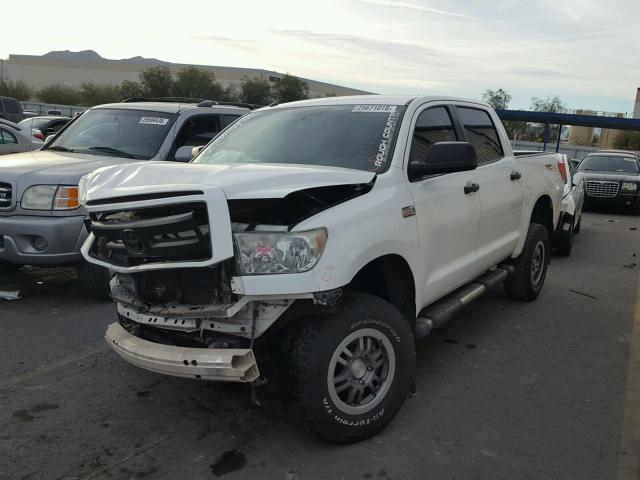 5TFDY5F16BX197337 - 2011 TOYOTA TUNDRA CRE WHITE photo 2