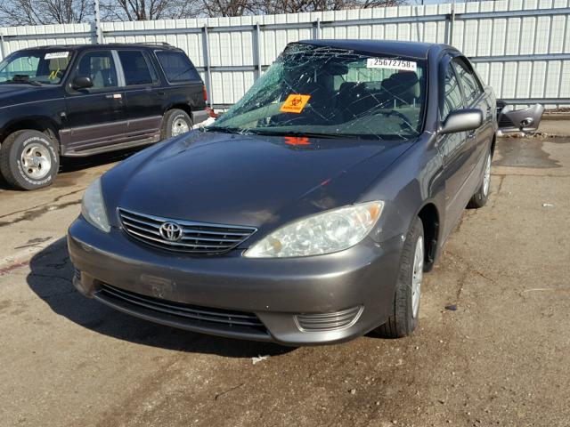 4T1BE32K15U549230 - 2005 TOYOTA CAMRY LE GOLD photo 2