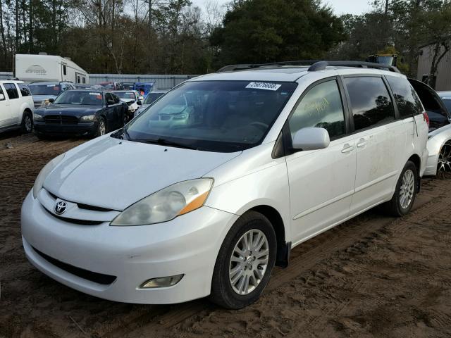 5TDZK22CX8S136424 - 2008 TOYOTA SIENNA XLE WHITE photo 2