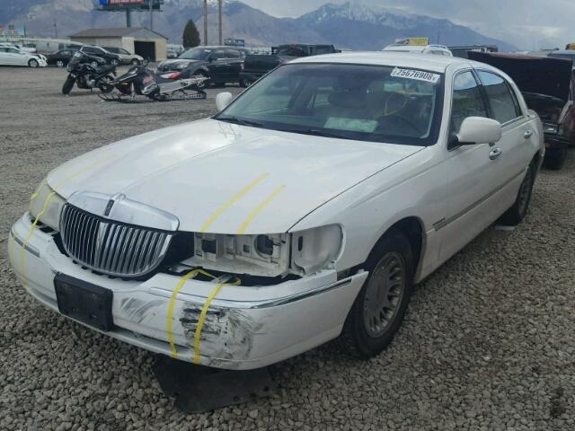 1LNHM83W2XY679489 - 1999 LINCOLN TOWN CAR C WHITE photo 2