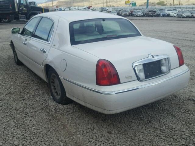 1LNHM83W2XY679489 - 1999 LINCOLN TOWN CAR C WHITE photo 3