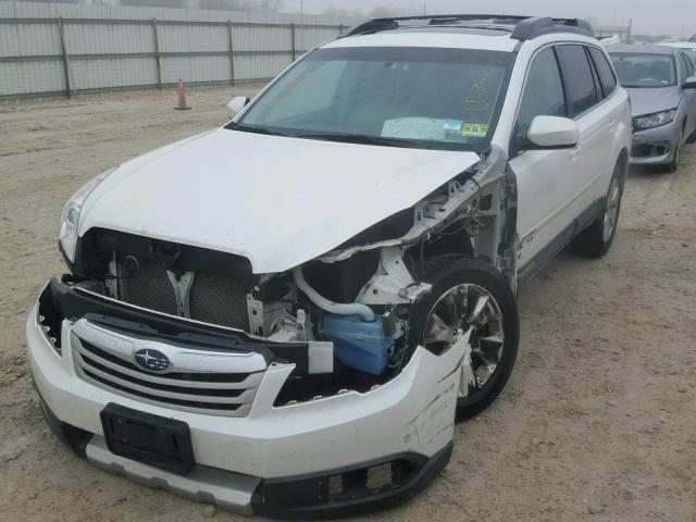 4S4BRDHC3B2438874 - 2011 SUBARU OUTBACK 3. WHITE photo 2